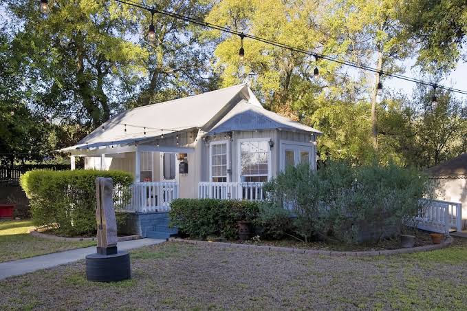 Great Location-walking distance to downtown; quiet; historical district