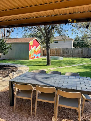 River Run Retreat – Cowboy Pool, Fire Pit & Pool Table! Close to Campus & River