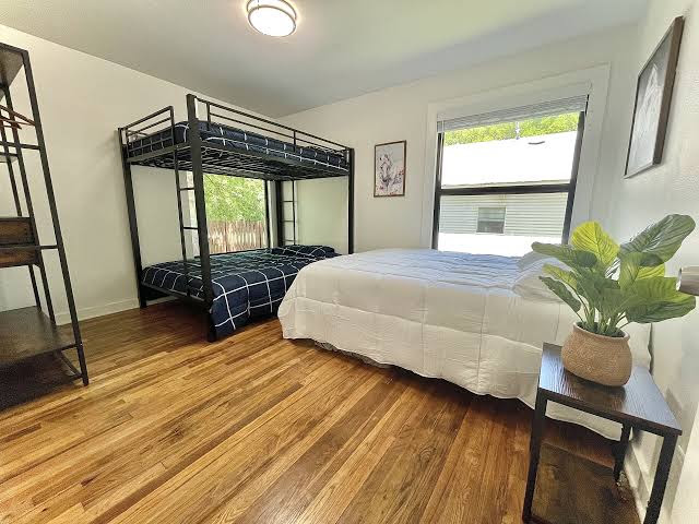 Romantic Farmhouse w hot tub, DT SM 5 min